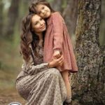 تابلو مادر و دختر در طبیعت