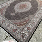 فرش 700 شانه ماهی اصیل سرمه‌ای حاشیه کرم با نخ اکریلیک (1)