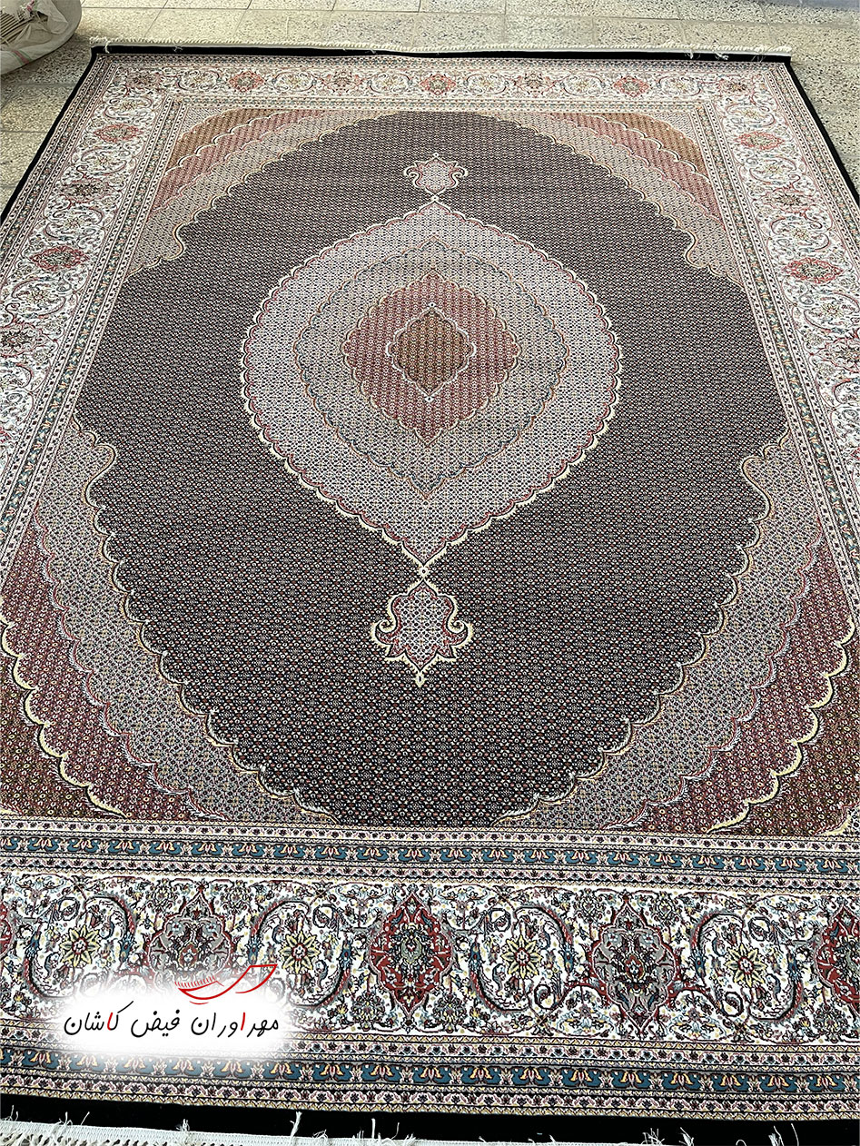 فرش 700 شانه ماهی اصیل سرمه‌ای حاشیه کرم با نخ اکریلیک (3)